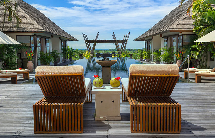 Villa Mandalay - Refreshing coconut with a view
